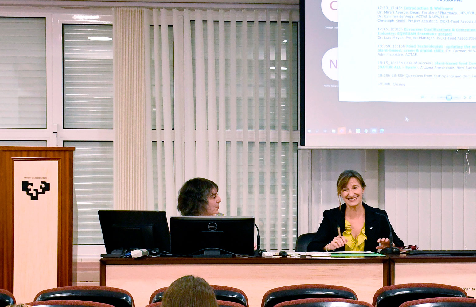 Carmen de Vega y Mirari Ayerbe durante la presentación del evento