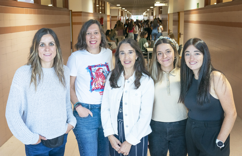 De izquierda a derecha, Itziar Eseberri Barace, Leixuri Aguirre López, María Puy Portillo Baquedano, Miren Jiménez Muñoz y Helen Carr Ugarte.