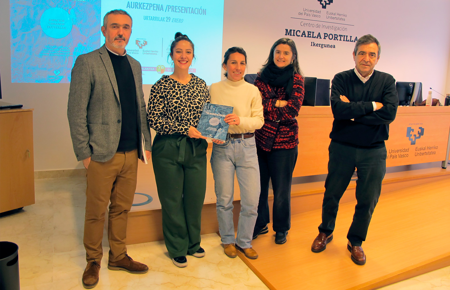 De izquierda a derecha, Jon Asua, Aida López, Lara del Valle, Victoria Azpiroz y Agustín Azkarate.