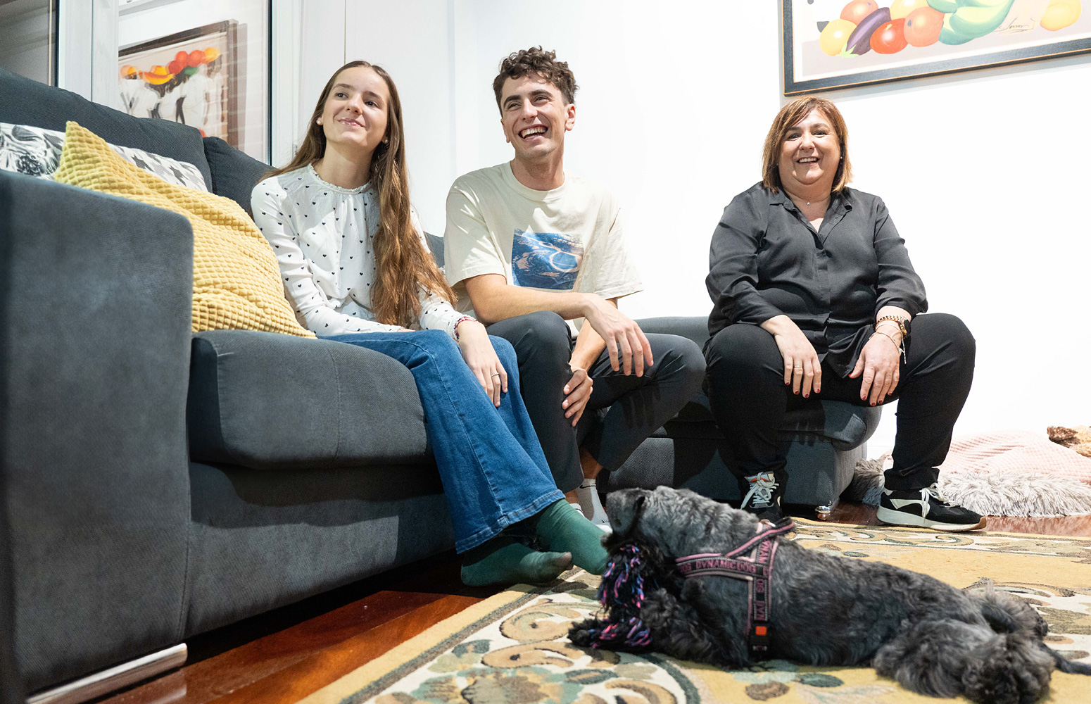 El alumno de Erasmus Owen Gallager, y la madre y hermana de acogida Natalia Villar y Gabriela Rekker en el sofá de casa